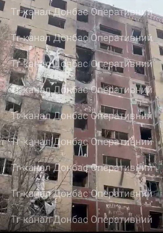 Deteriorarea blocului de apartamente rezidențiale ca urmare a atacului aerian rusesc în cartierul Lazurny din Kramatorsk