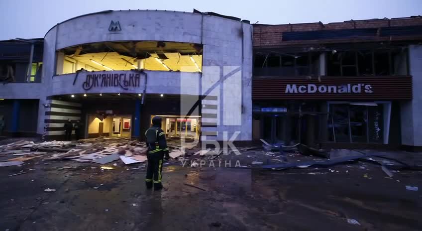 V dôsledku útokov balistických rakiet v Kyjeve dnes ráno zahynuli 4 ľudia a 3 boli zranení