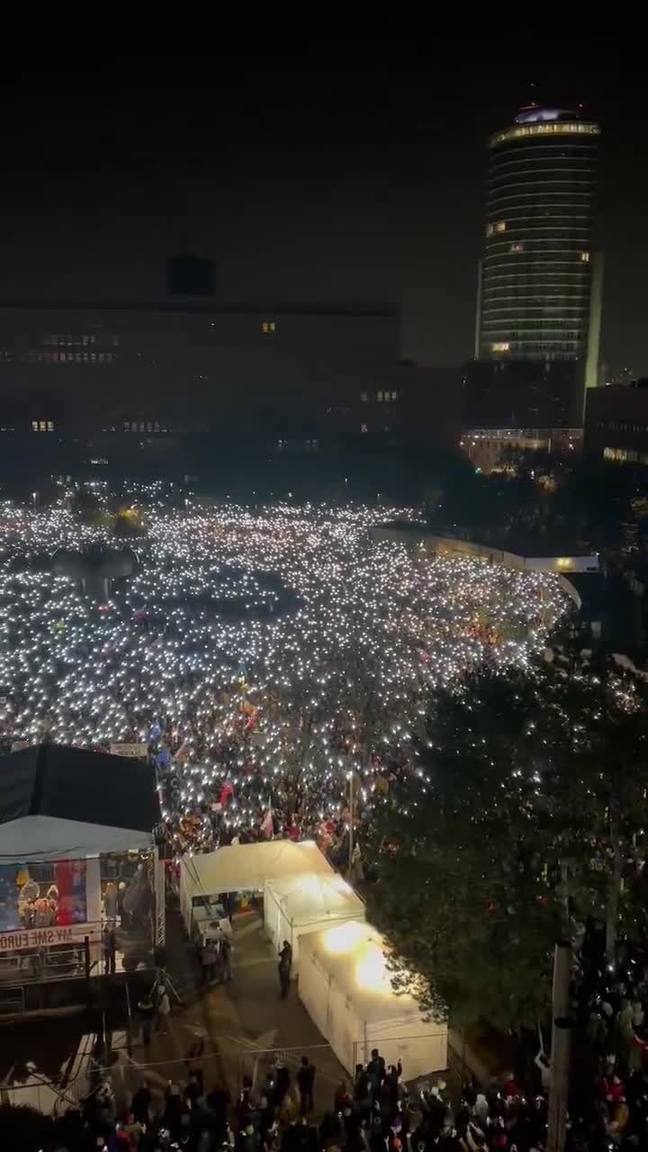 Assez de Fico,  Nous sommes l'Europe . Environ 60 000 personnes se sont rassemblées sur la place de la Liberté à Bratislava (quatre fois plus qu'il y a deux semaines) pour protester contre le gouvernement pro-Kremlin du Premier ministre slovaque Robert Fico