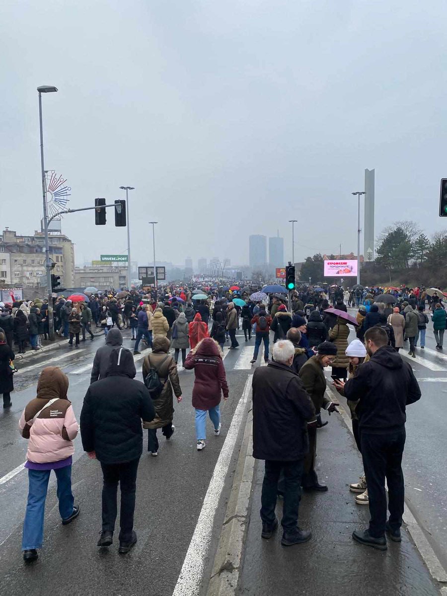 Des dizaines de milliers de personnes ont rejoint les étudiants et les élèves de Belgrade pour une marche de protestation à travers la ville et ont rejoint l'appel à une  grève générale  vendredi.