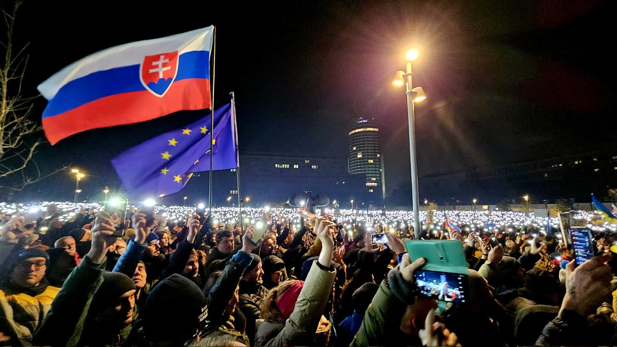 La Slovaquie fait partie de l'Europe. Manifestation civile contre le gouvernement de Robert Fico et contre la coopération avec la Russie de Poutine. Place de la Liberté, Bratislava, Slovaquie, 24.1