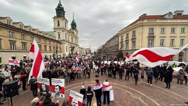 Manifestation à Varsovie pour dénoncer les élections truquées en Biélorussie