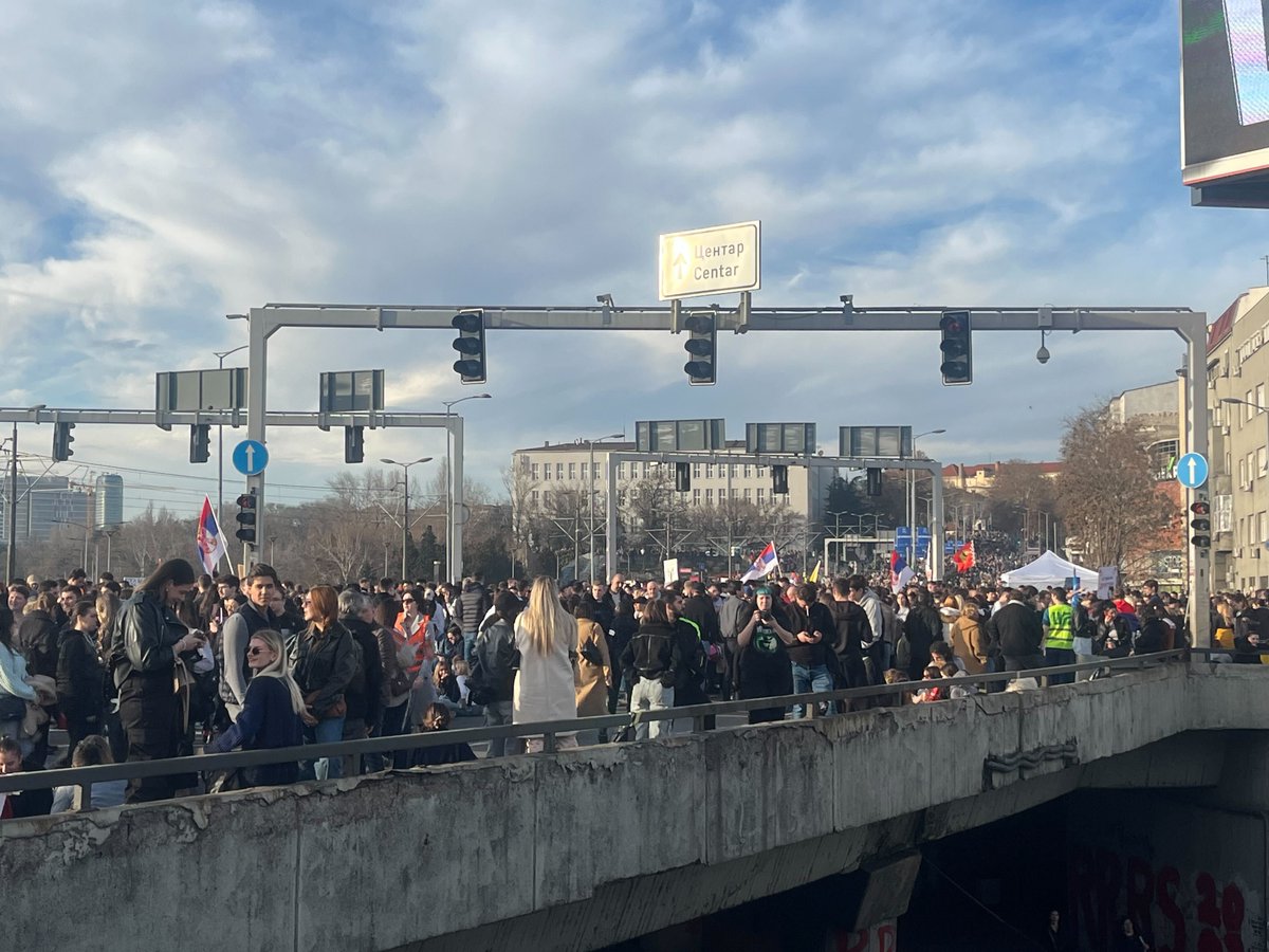 Pazartesi günü Belgrad'daki öğrencilere, profesörler, öğretmenler ve halk tarafından destek verildi ve Sırbistan'ın başkentindeki en yoğun otoyol kavşaklarından biri olan Autokomanda'da 24 saatlik bir abluka başlatıldı.