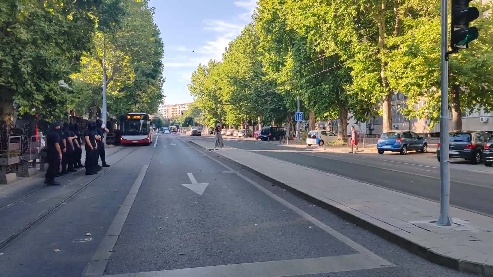 Gemeentelijke diensten, ondersteund door politie, verwijderden de meeste blokkades in Belgrado en steden in heel Servië. De arrestaties gingen door en er werden nieuwe blokkades aangekondigd.