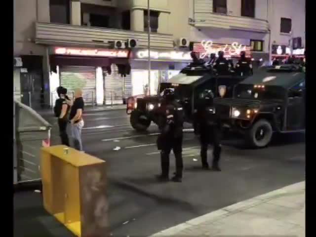 Speciale politie-eenheden zijn naar Zeleni Venac gekomen om de demonstranten uiteen te drijven