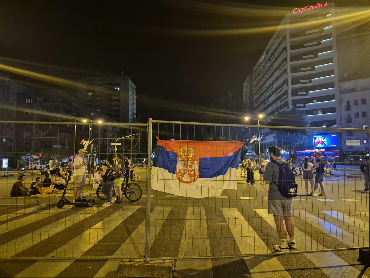 Gendarmerie gefilmd tijdens doortocht door het centrum van Belgrado rond 3 uur 's nachts