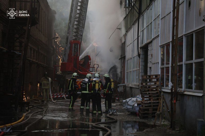 Zelensky: Vannacht lanceerde Rusland een massale gecombineerde aanval die bijna tien uur duurde. Achttien raketten, waaronder ballistische raketten, en ongeveer 400 aanvalsdrones, waarvan bijna 200 van het type Shahed. Het hoofddoel van de aanval was Kyiv en de regio, en ook de regio's Tsjernihiv, Soemy, Poltava, Kirovohrad en Charkov werden getroffen.