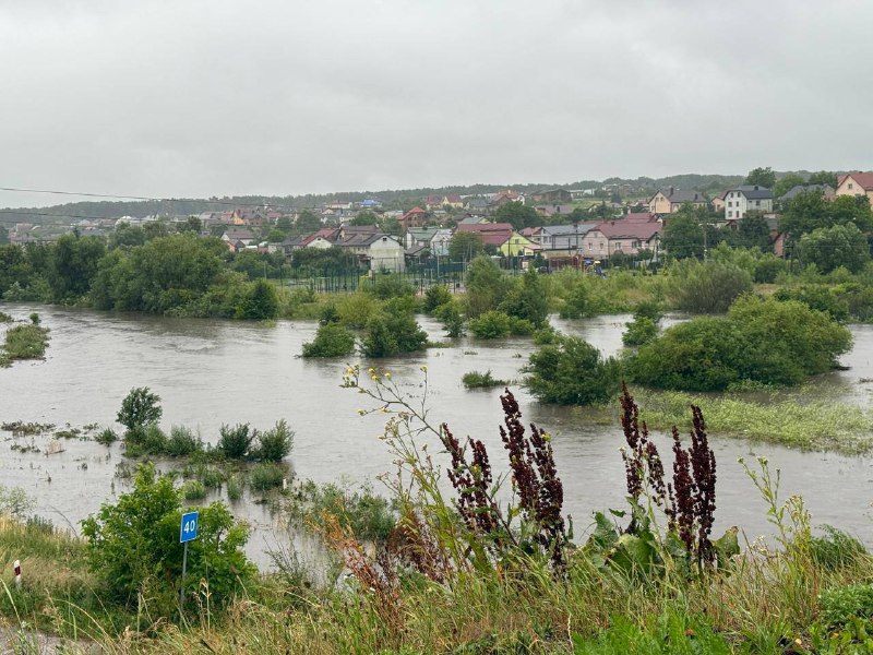 Overstromingen bij de rivier de Zubra in Lviv door hevige regenval