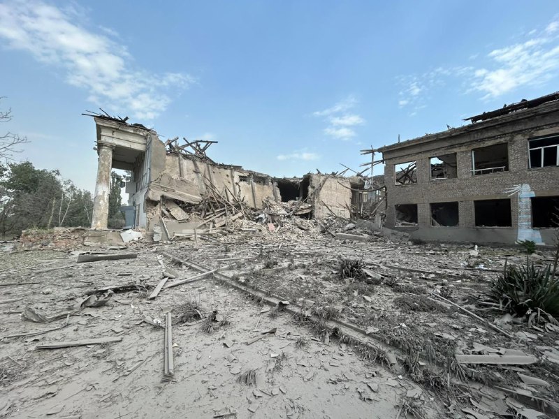 De Russische luchtmacht voerde een luchtaanval uit met twee FAB-250-bommen op de school in Kostiantynivka. Er vielen geen slachtoffers.