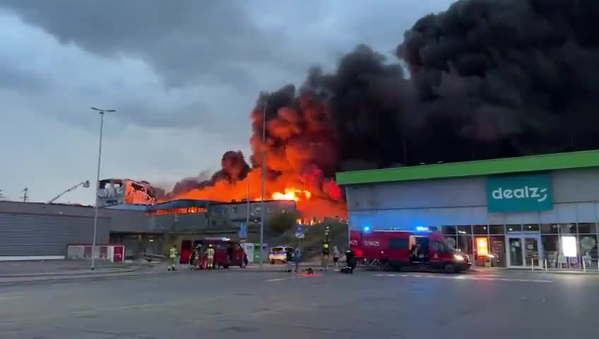 Huge fire at the plant in Mińsk Mazowiecki. Black, thick smoke is rising