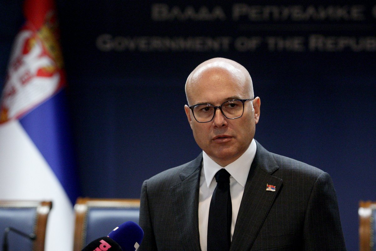 De voorzitter van de Servische Progressieve Partij, Miloš Vučević, zei vandaag dat het protest voor zijn familiehuis in Novi Sad was voorbereid door politici en de nieuwste daad van waanzin vertegenwoordigt.