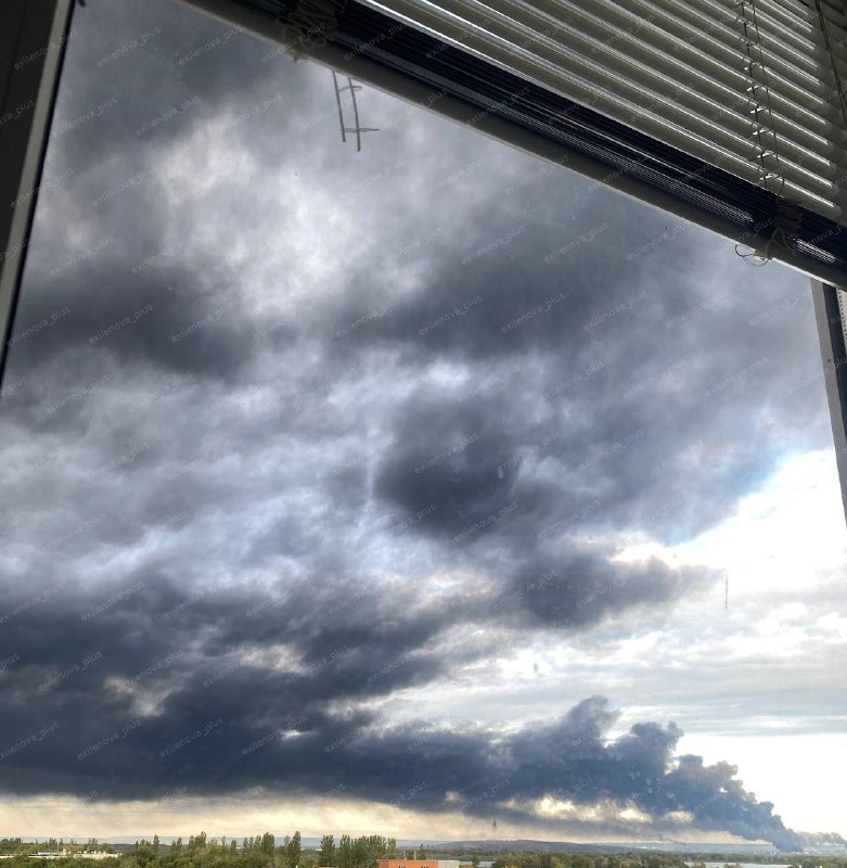 Smoke rising from Saratov oil refinery after overnight drones strikes