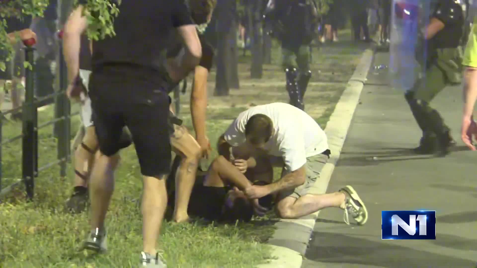 A group of men who apparently clashed with protesters tonight were filmed entering Stražilovska Street in Novi Sad. The beatings were also captured by the N1 camera in front of the SNS offices on Bulevar oslobođenja
