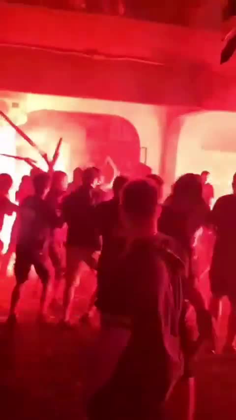 أفادت تقارير عن وقوع اشتباكات وإطلاق نار في مكتب SNS في نوفي ساد