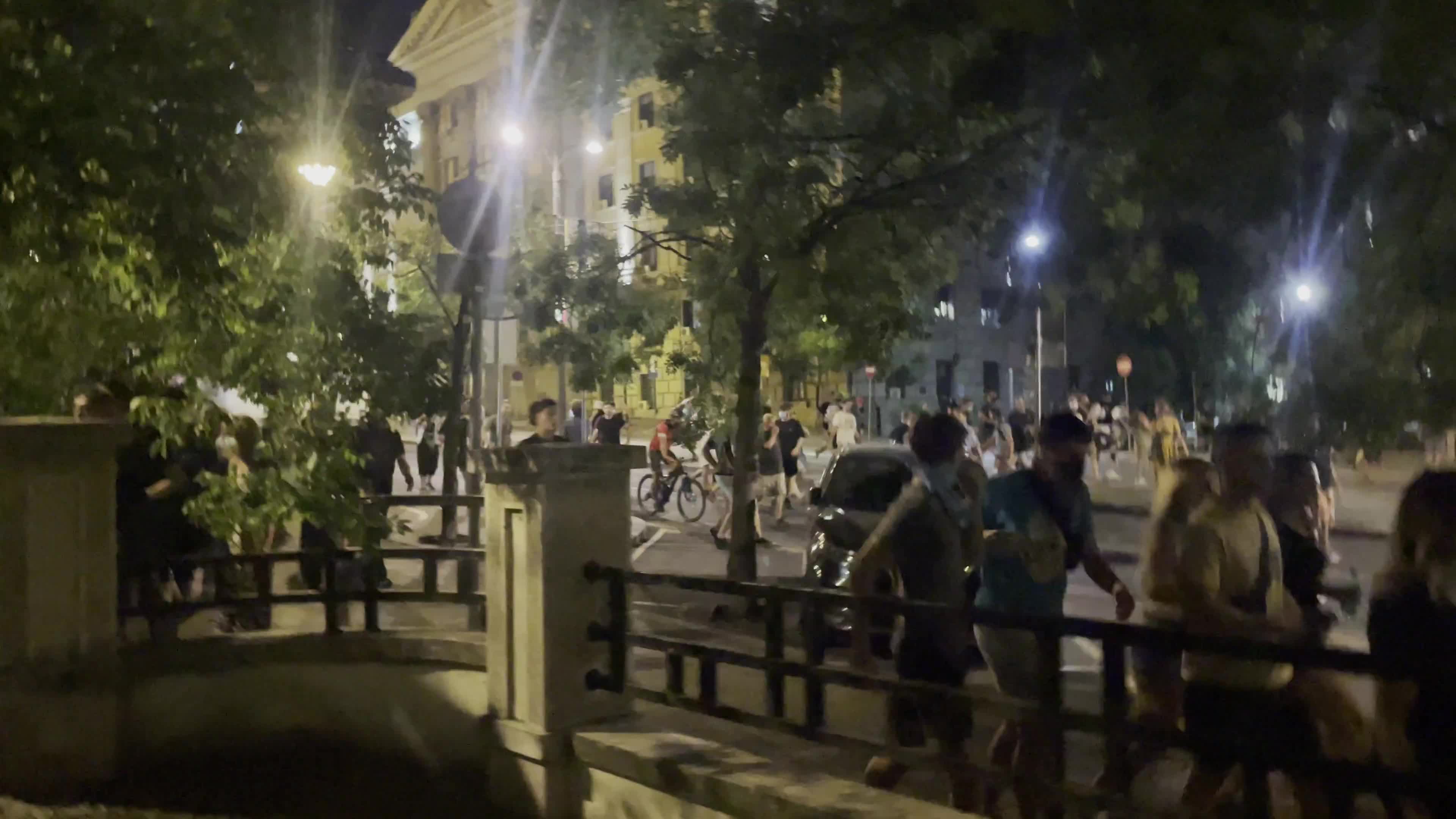 Nemanjina, police chase citizens and throw tear gas