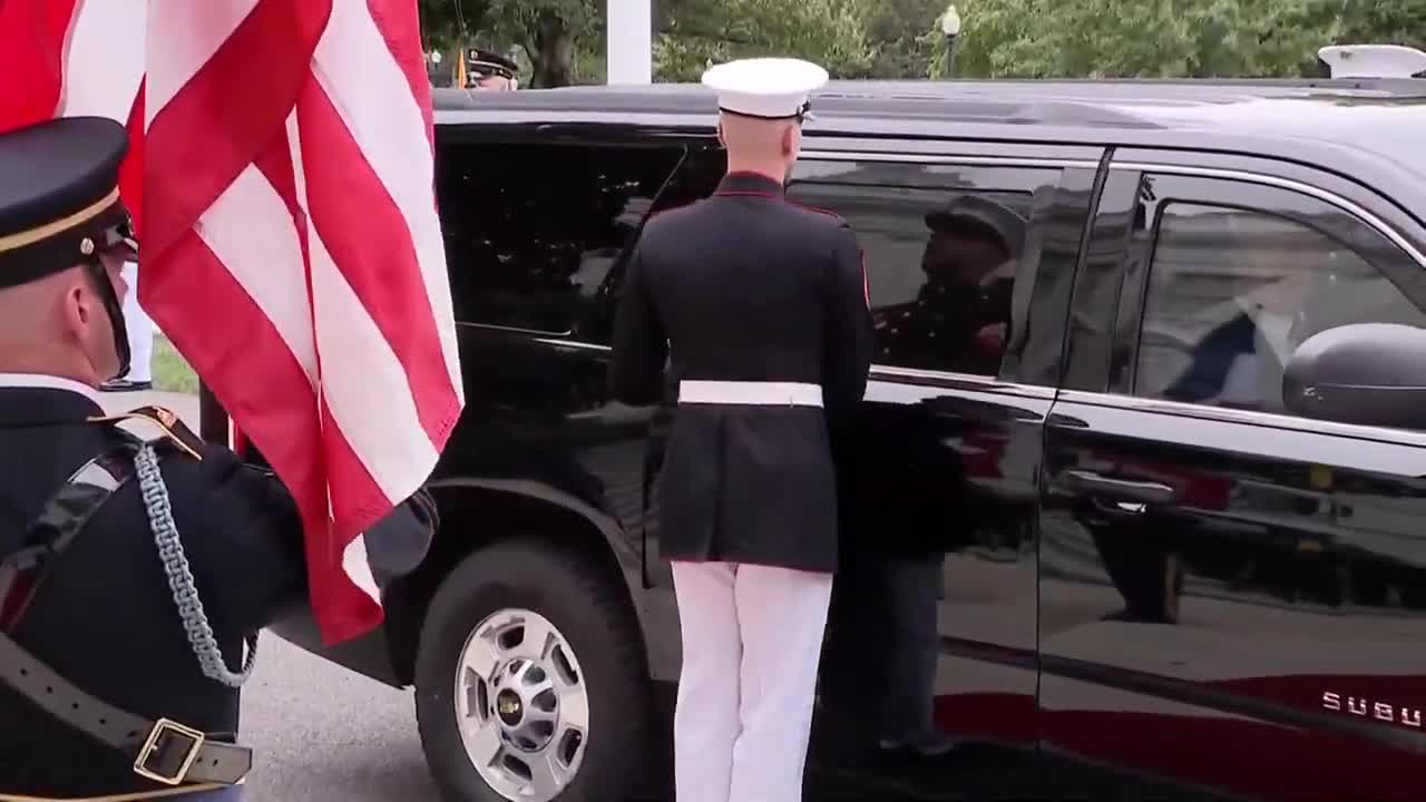 French President Emmanuel Macron (@EmmanuelMacron) arrives at the White House