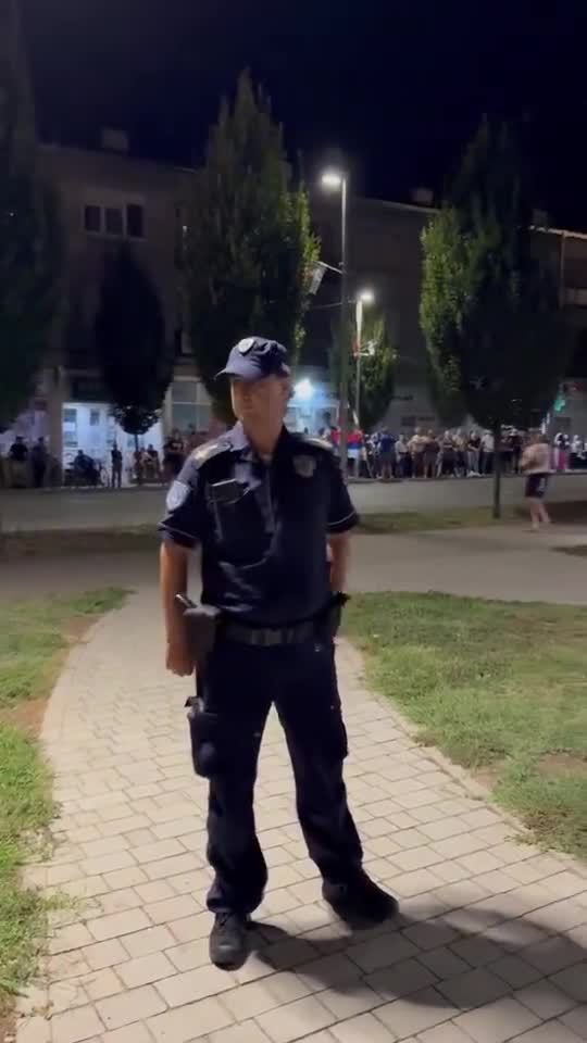 A protest is being held in Srbobran tonight against police brutality and in support of our neighbors in Vrbas. The SNS gathered in front and played music, provoking those gathered, and during the 16 minutes of silence they turned up the songs louder and louder.