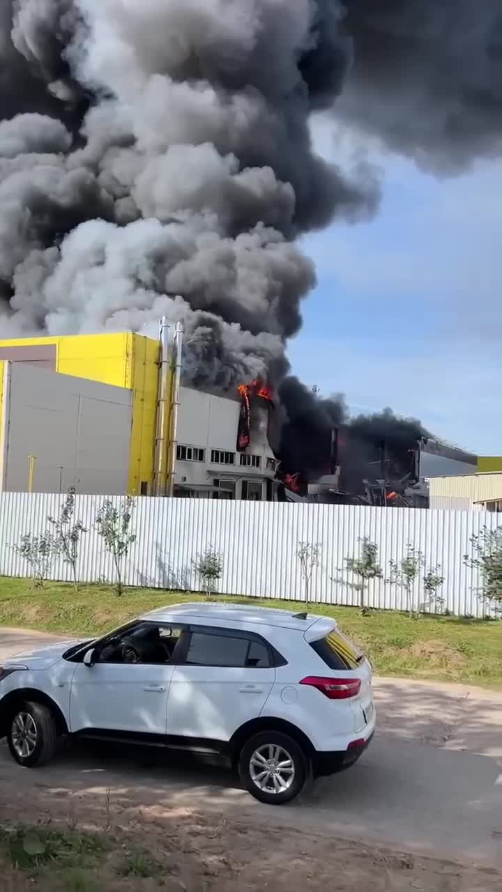 Grote brand in magazijn in dorp Nekrasovskiy in de regio Moskou