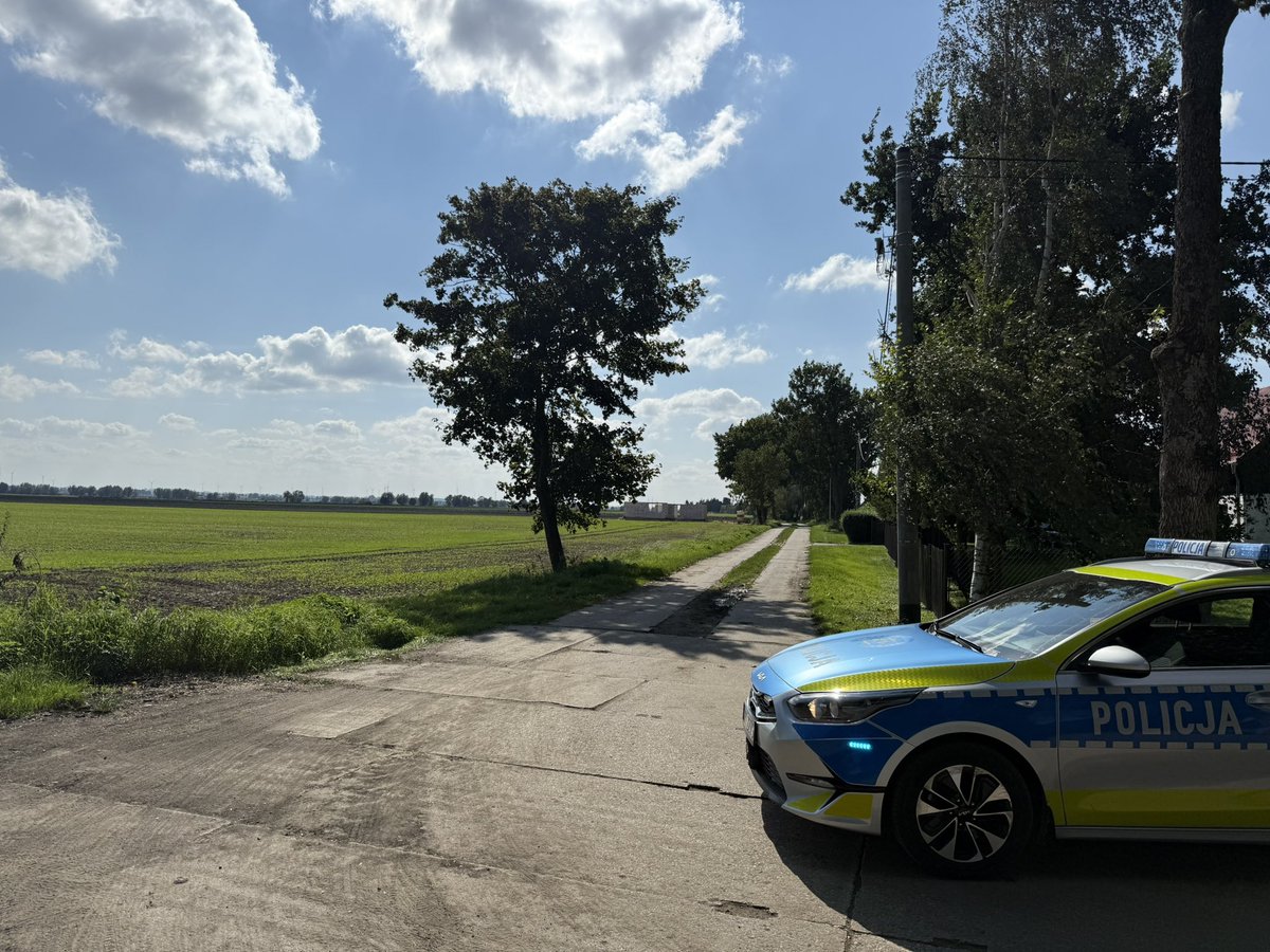 Oleśno, gemeente Gronowo Elbląskie. Een drone stortte neer in een veld op een paar honderd meter van deze locatie. De drone werd gevonden door een boer die het geluid eerder had gehoord. De drone was zo groot als een auto. Bewoners hoorden 's ochtends de sirenes van de vrijwillige brandweer en zagen vervolgens naast de brandweer ook een grote politiemacht. @RadioZET_NEWS