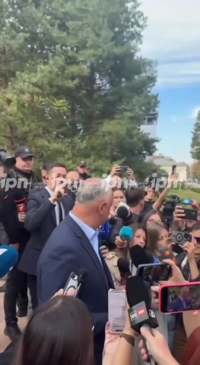 Moldova: The protest at Parliament began with provocations. A man shouting “Slava Ukraini” was removed from the crowd by carabineers just as PSRM leader Igor Dodon started speaking to the press