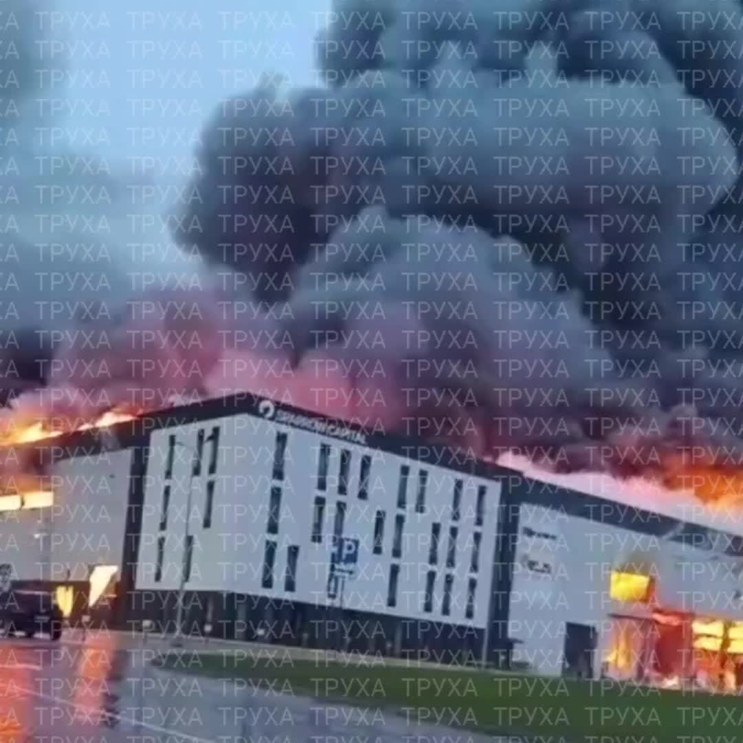 Lviv'deki Sparrow sanayi bölgesi Rus saldırısının ardından yanıyor. Belediye başkanı, Askeri bileşeni olmayan sivil bir tesis diyor