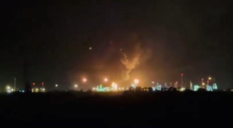 A fire with multiple explosions hit Hungarian oil giant MOL’s refinery in Százhalombatta on Monday night. The cause remains unknown. It came just hours after an explosion at Romania’s Lukoil refinery in Ploiești earlier the same day. nn Video from Százhalombatta by @444hu