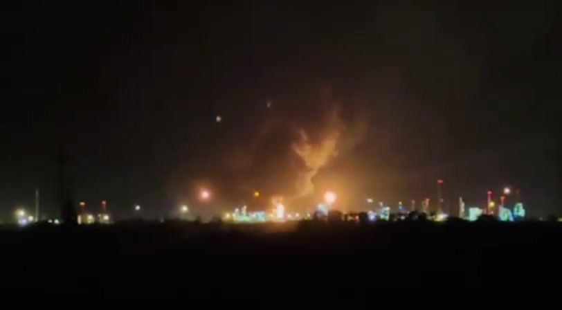 A fire with multiple explosions hit Hungarian oil giant MOL’s refinery in Százhalombatta on Monday night. The cause remains unknown. It came just hours after an explosion at Romania’s Lukoil refinery in Ploiești earlier the same day. nn Video from Százhalombatta by @444hu