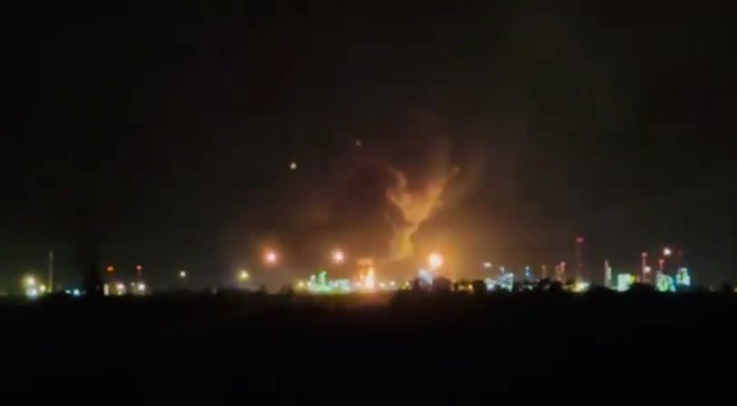 A fire with multiple explosions hit Hungarian oil giant MOL’s refinery in Százhalombatta on Monday night. The cause remains unknown. It came just hours after an explosion at Romania’s Lukoil refinery in Ploiești earlier the same day. nn Video from Százhalombatta by @444hu