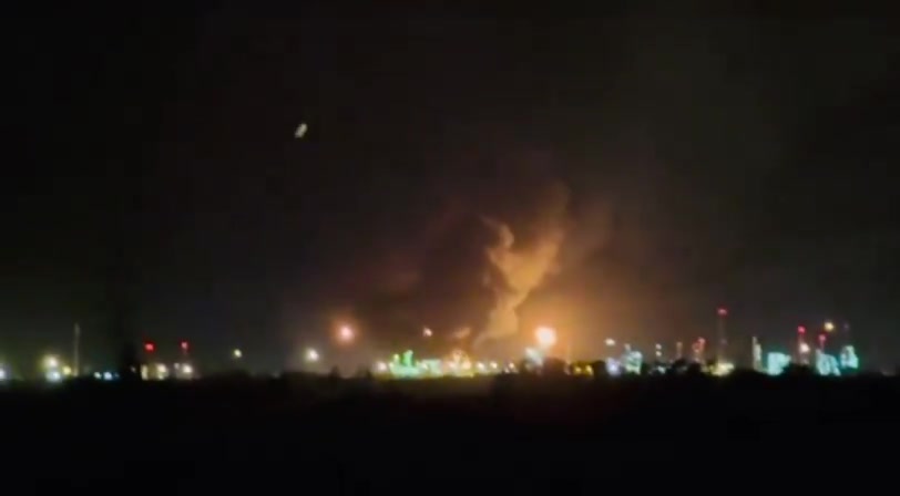 A fire with multiple explosions hit Hungarian oil giant MOL’s refinery in Százhalombatta on Monday night. The cause remains unknown. It came just hours after an explosion at Romania’s Lukoil refinery in Ploiești earlier the same day. nn Video from Százhalombatta by @444hu