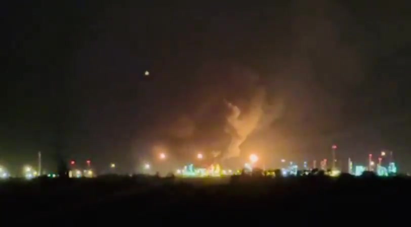 A fire with multiple explosions hit Hungarian oil giant MOL’s refinery in Százhalombatta on Monday night. The cause remains unknown. It came just hours after an explosion at Romania’s Lukoil refinery in Ploiești earlier the same day. nn Video from Százhalombatta by @444hu