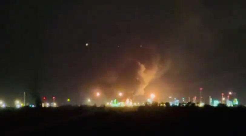A fire with multiple explosions hit Hungarian oil giant MOL’s refinery in Százhalombatta on Monday night. The cause remains unknown. It came just hours after an explosion at Romania’s Lukoil refinery in Ploiești earlier the same day. nn Video from Százhalombatta by @444hu