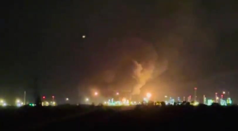 A fire with multiple explosions hit Hungarian oil giant MOL’s refinery in Százhalombatta on Monday night. The cause remains unknown. It came just hours after an explosion at Romania’s Lukoil refinery in Ploiești earlier the same day. nn Video from Százhalombatta by @444hu