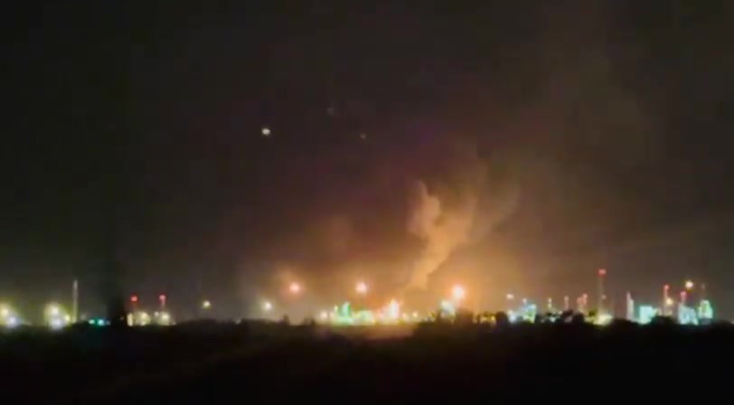 A fire with multiple explosions hit Hungarian oil giant MOL’s refinery in Százhalombatta on Monday night. The cause remains unknown. It came just hours after an explosion at Romania’s Lukoil refinery in Ploiești earlier the same day. nn Video from Százhalombatta by @444hu
