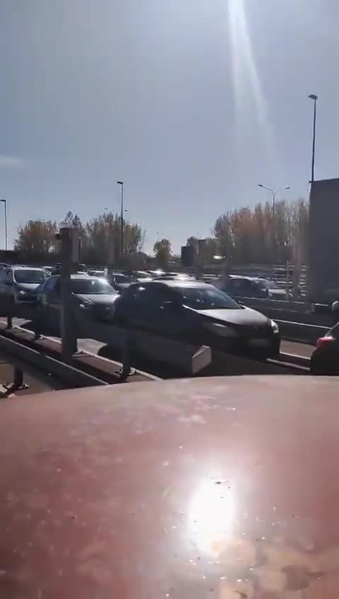 De hele ochtend zijn mensen met de auto naar Novi Sad gestroomd om deel te nemen aan de herdenking en velen wachten nog steeds bij een tolpoortje om de stad in te rijden. De rouw zal worden gevolgd door een massaprotest.