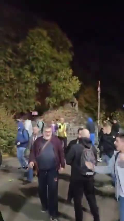 Live in front of the Serbian National Assembly. Attack on citizens from the direction of Pioneer Park with pyrotechnics and stones