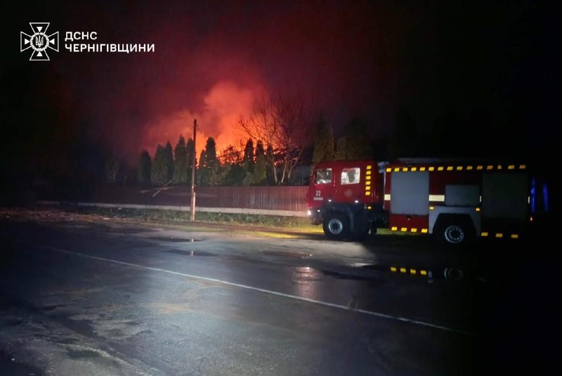Eén persoon raakte gewond door een droneaanval in het dorp Nosivka in de regio Tsjernihiv.