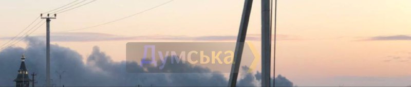 Een civiel containerschip staat in brand na een Russische raketaanval in Odessa.