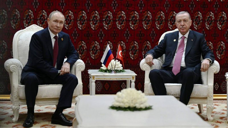 Erdogan ontmoette Poetin in Turkmenistan. De Turkse president riep Poetin op in te stemmen met een beperkt staakt-het-vuren in Oekraïne.