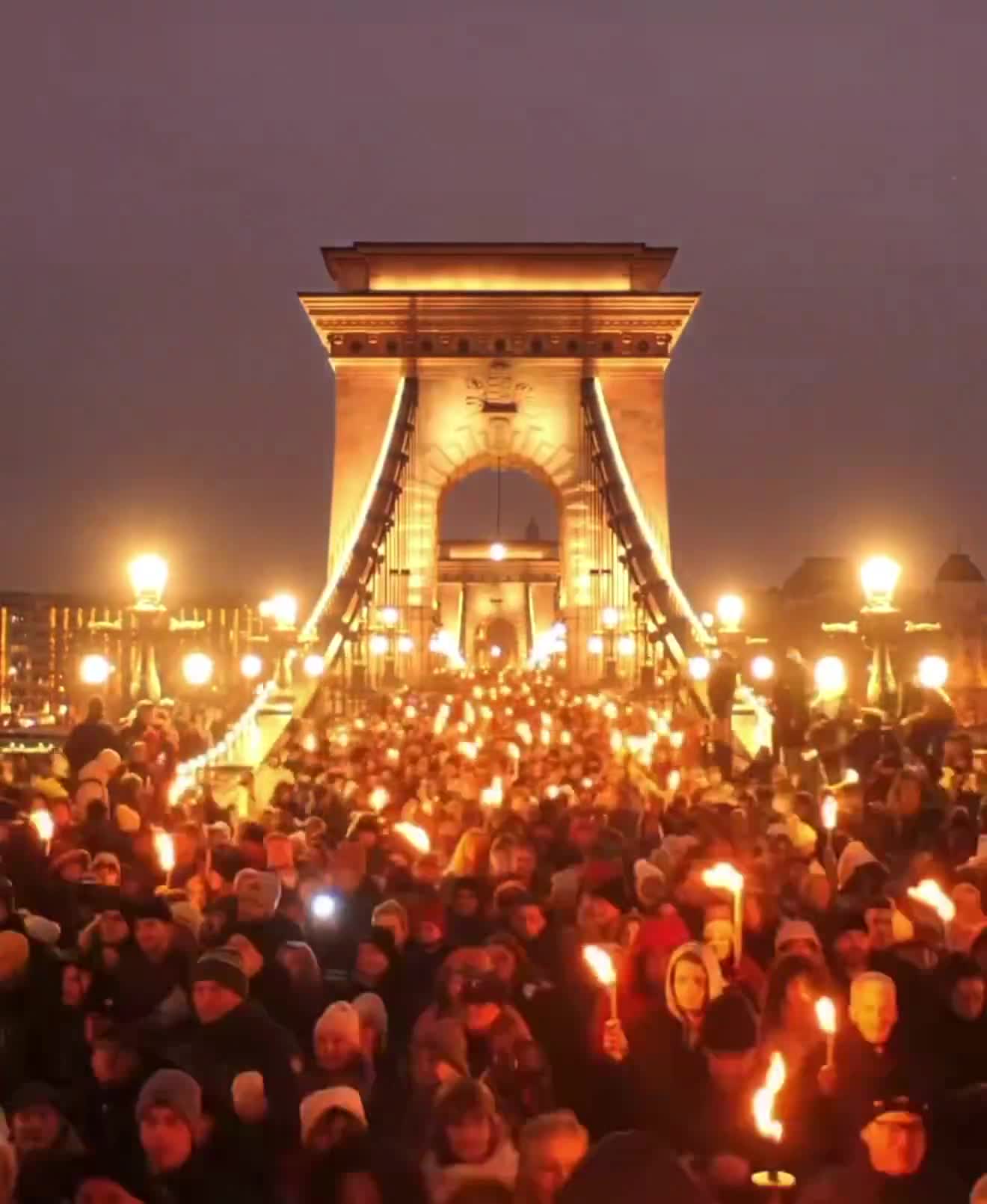 Tienduizenden mensen marcheerden naar het kantoor van Viktor Orbán in Boedapest, onder leiding van oppositieleider Péter Magyar, die de premier opriep af te treden vanwege meerdere kindermisbruikschandalen. De demonstranten droegen speelgoed en fakkels onder de leus Bescherm de kinderen.