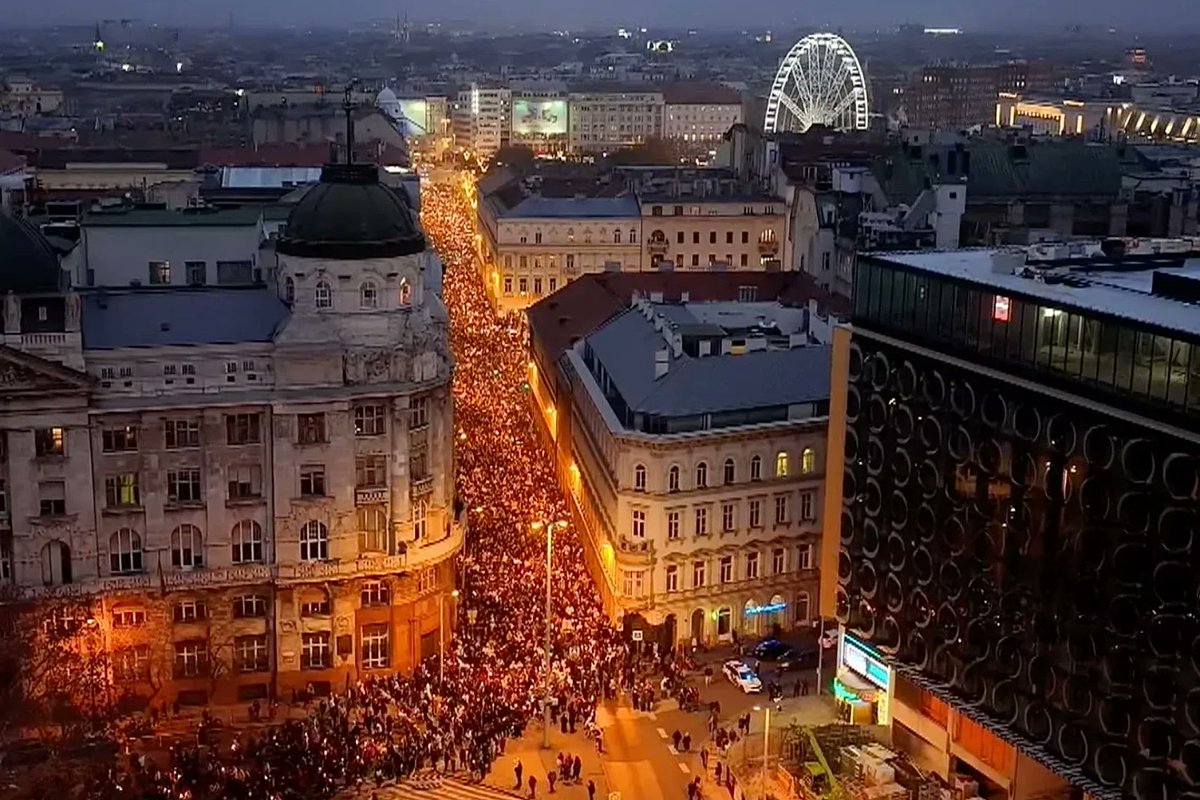 Tienduizenden mensen marcheren vanuit het centrum van Boedapest over de Kettingbrug en door de tunnel naar het Buda-kasteel, waar het kantoor van Viktor Orbán is gevestigd. Oppositieleider Péter Magyar riep op tot de mars om te protesteren tegen kindermisbruik door de Hongaarse autoriteiten en het gebrek aan actie van de regering.