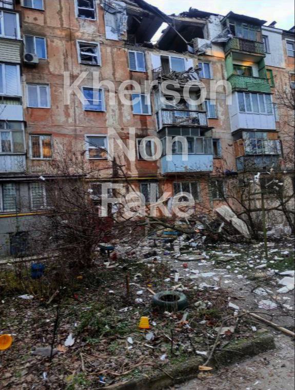 In Cherson zijn minstens drie woonhuizen beschadigd geraakt door Russische artilleriebeschietingen vannacht.