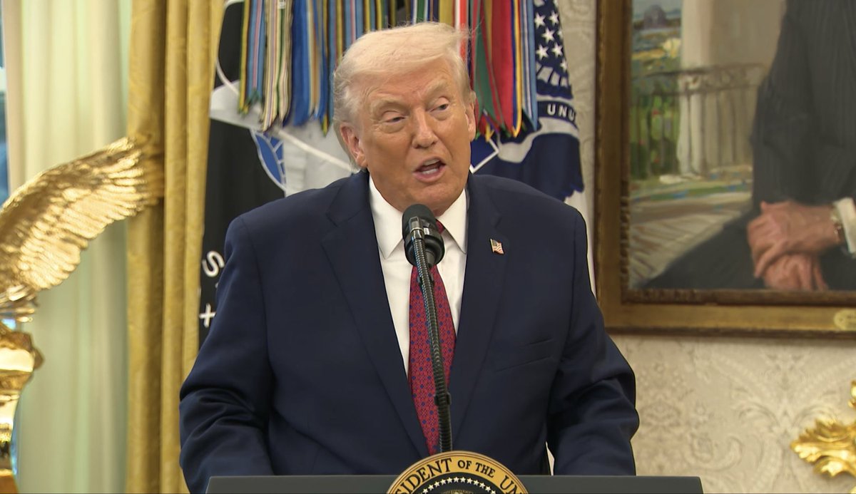 Nou, om eerlijk te zijn, ze zijn het gebied al kwijt. Het gebied is verloren, zegt Trump in het Oval Office over Oekraïne. Over veiligheidsgaranties: We werken eraan samen met Europa. Europa zou daar een grote rol in spelen. En we werken aan een veiligheidsgarantie zodat de oorlog niet opnieuw oplaait.