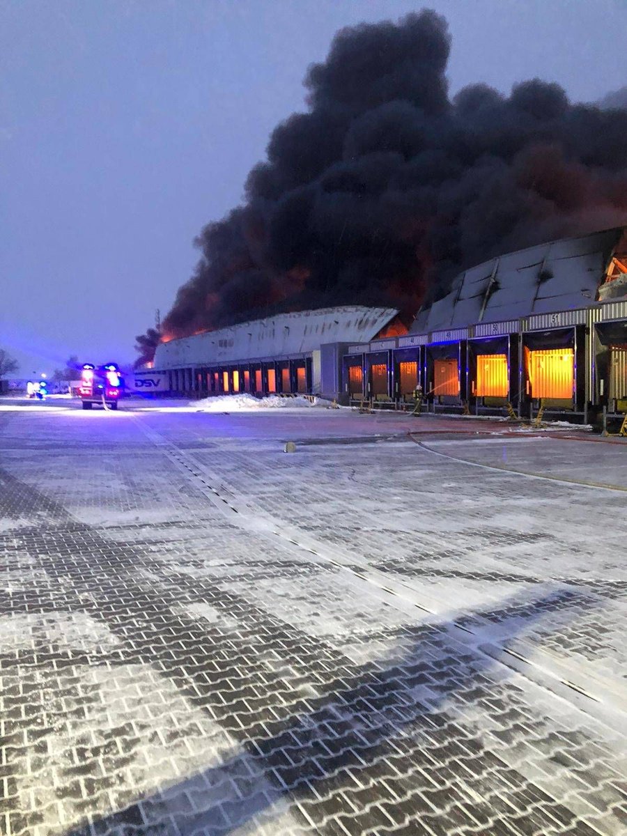 A fire has broken out in a warehouse in Tarnowo Podgórne, Wielkopolsce. Thirty fire crews are battling the blaze. There are currently no reports of any casualties. The structure is approximately 200 meters long and 60 meters wide. Photo: KW PSP Poznań