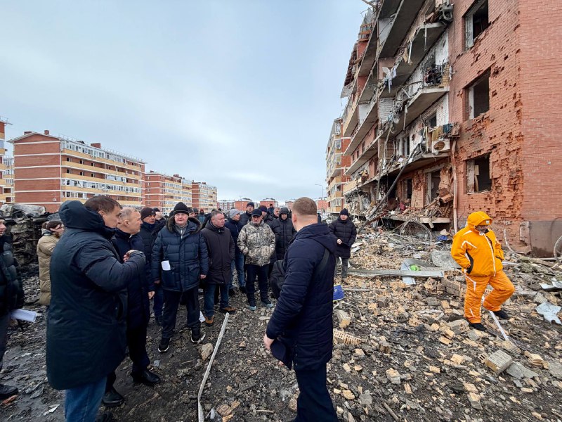 კრასნოდარსა და აფიპსკის შორის, ნოვაია ადიღეაში, საცხოვრებელ სახლზე საჰაერო თავდაცვის რაკეტის ჩამოვარდნის შედეგად 13 ადამიანი დაშავდა.