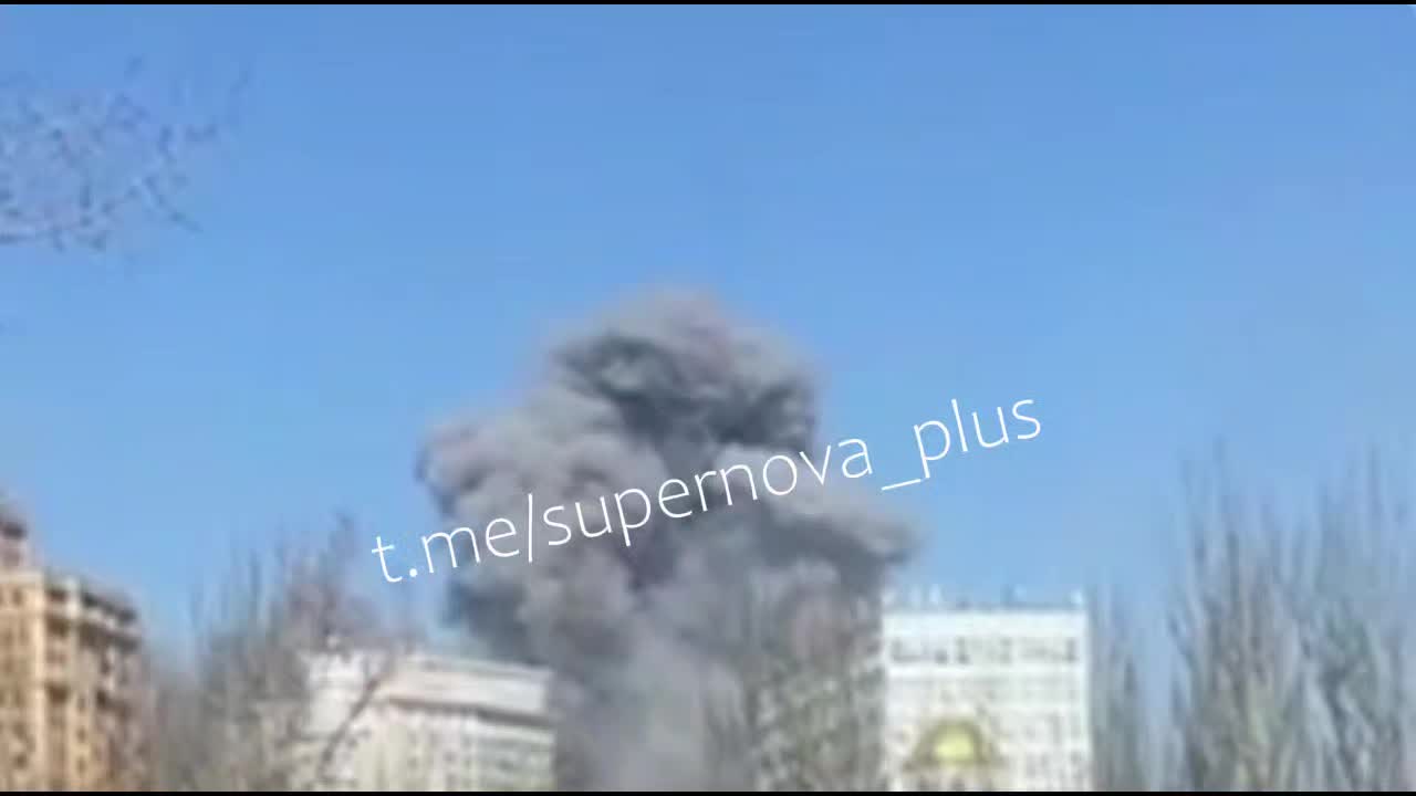 İşgal altındaki Donetsk'teki askeri depolara düzenlenen füze saldırısının ardından şiddetli patlamalar meydana geldiği bildirildi.