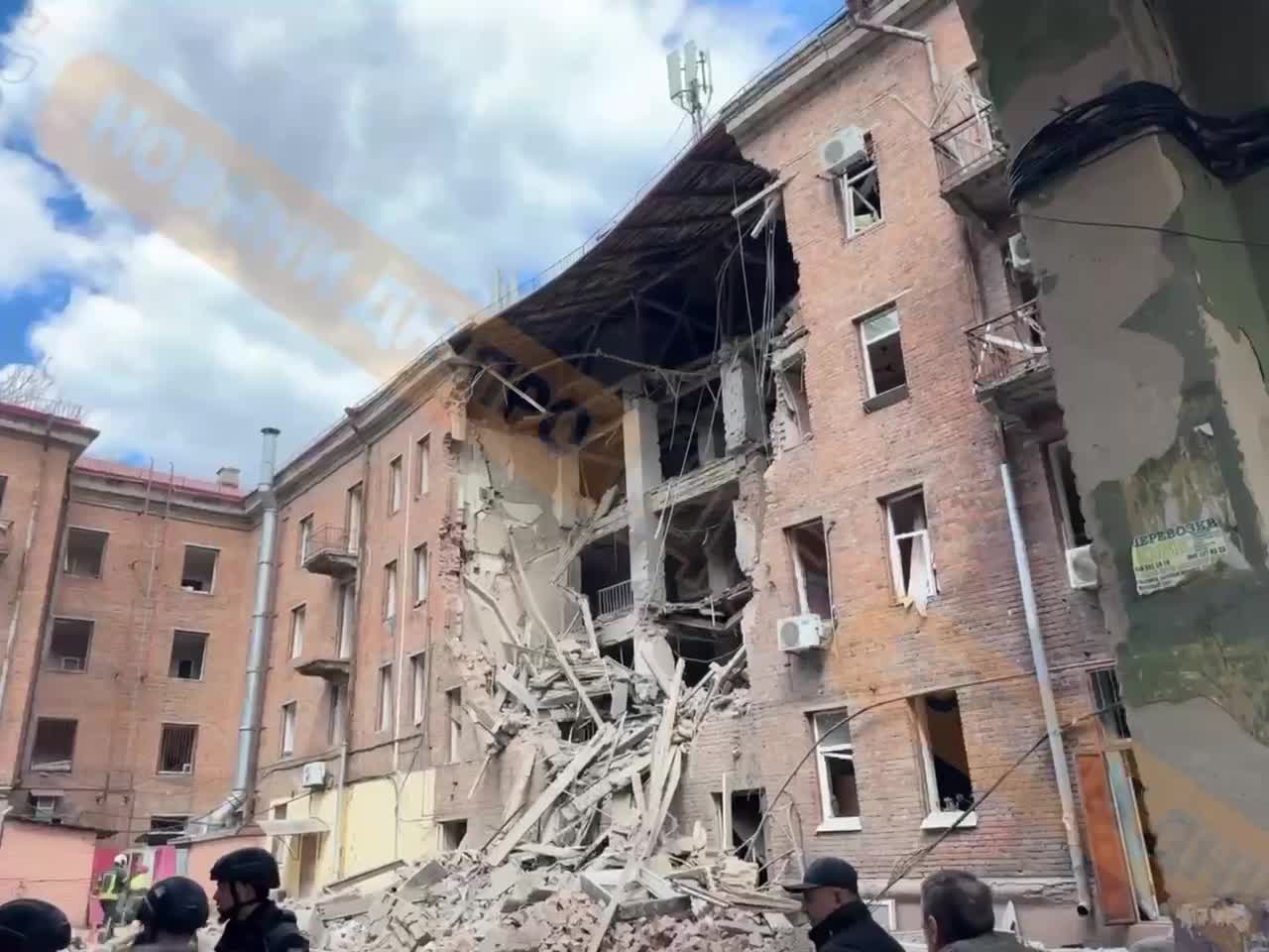 Eén persoon is omgekomen en minstens zeven raakten gewond bij een nieuwe droneaanval in de stad Dnipro.