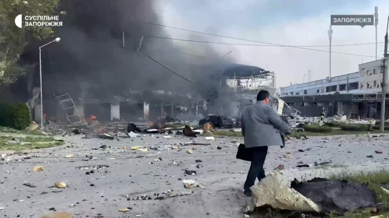 Schäden in Saporischschja infolge eines Luftangriffs mit Gleitbombe