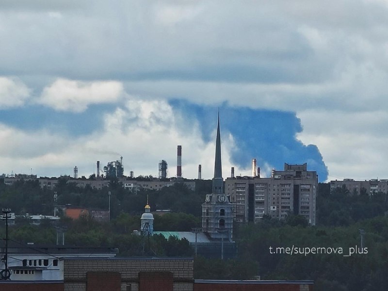 Zbiorniki ropy naftowej płoną na stacji pompowej Jarosław-3