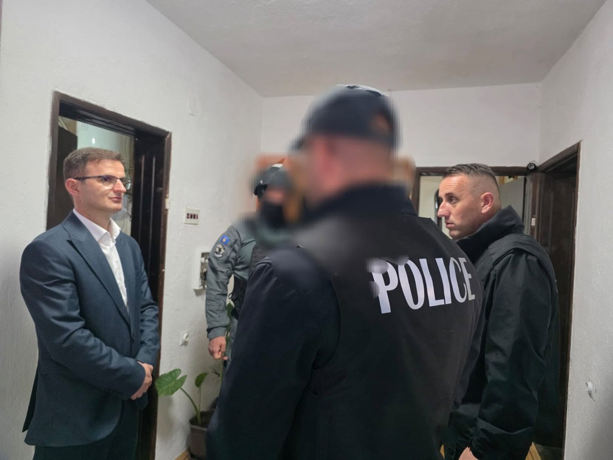 科索沃警方周日清晨在多处地点展开协同突袭行动，逮捕了5名涉嫌对平民犯下战争罪行的塞尔维亚人。