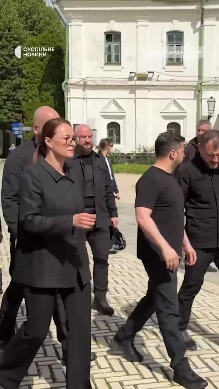 Prezident Zelenskyj a premiér Sviridenko navštívili miesto ruského útoku v Kyjevsko-pečerskej lavre